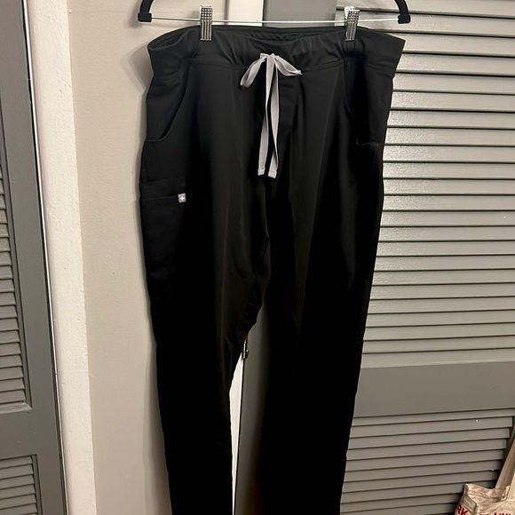 Figs Pants - Figs kade cargo scrub pants • black • size LT